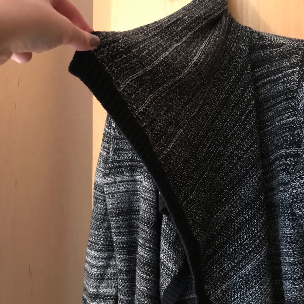 🔵 Black and white cowl neck cardigan - Picture 2 of 4